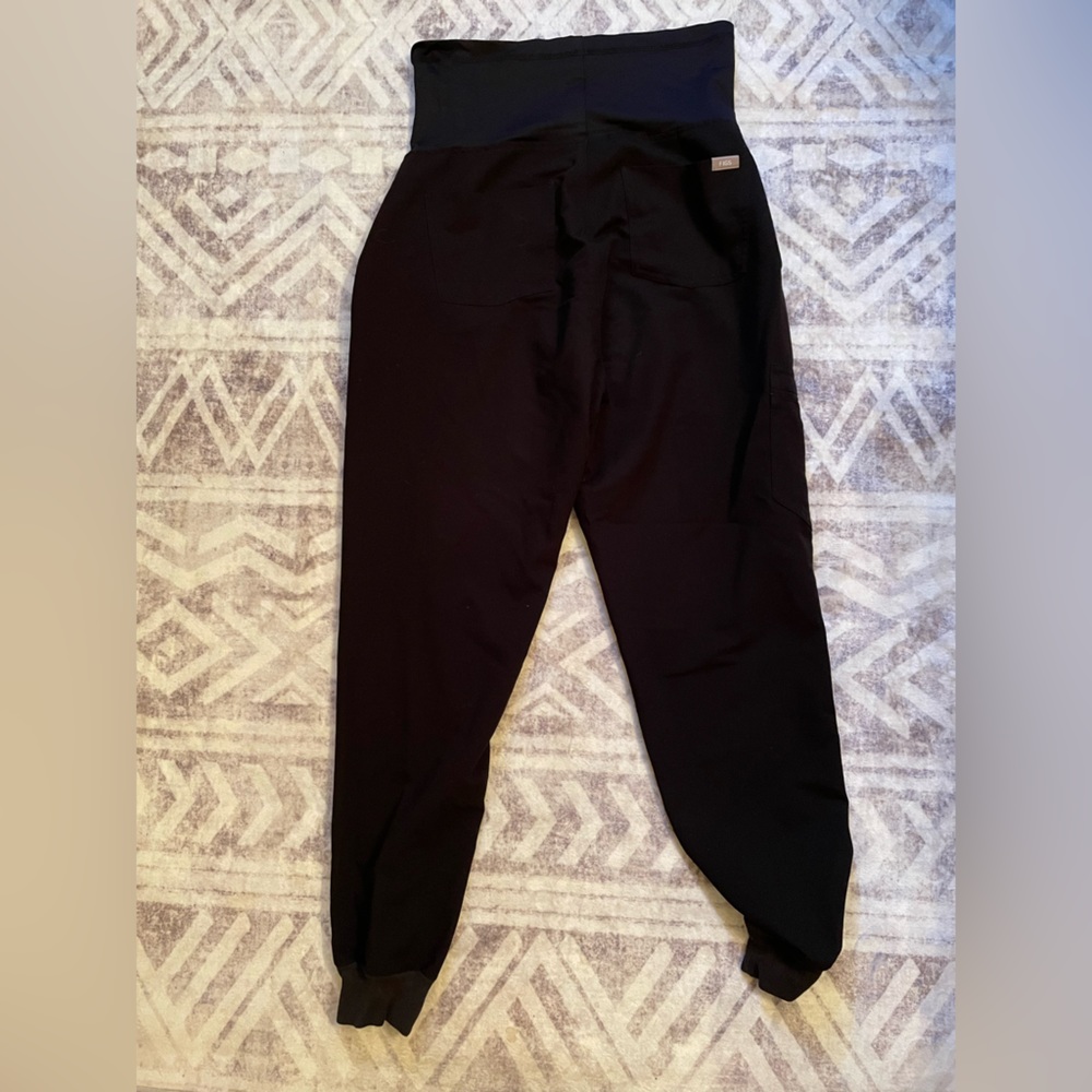 Maternity black jogger figs size small